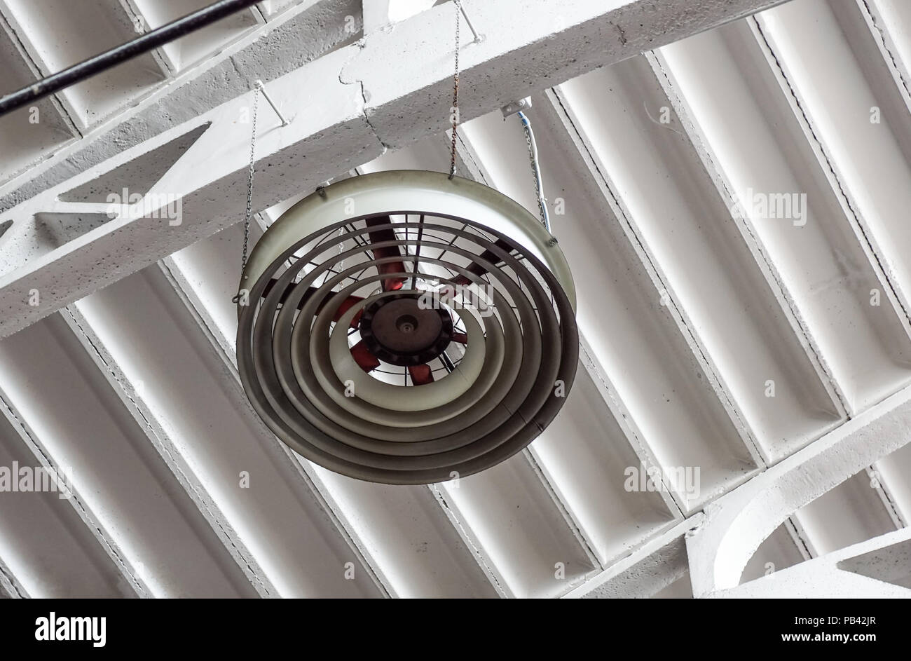 Ventilatore industriale presso la vecchia fattoria . Foto Stock