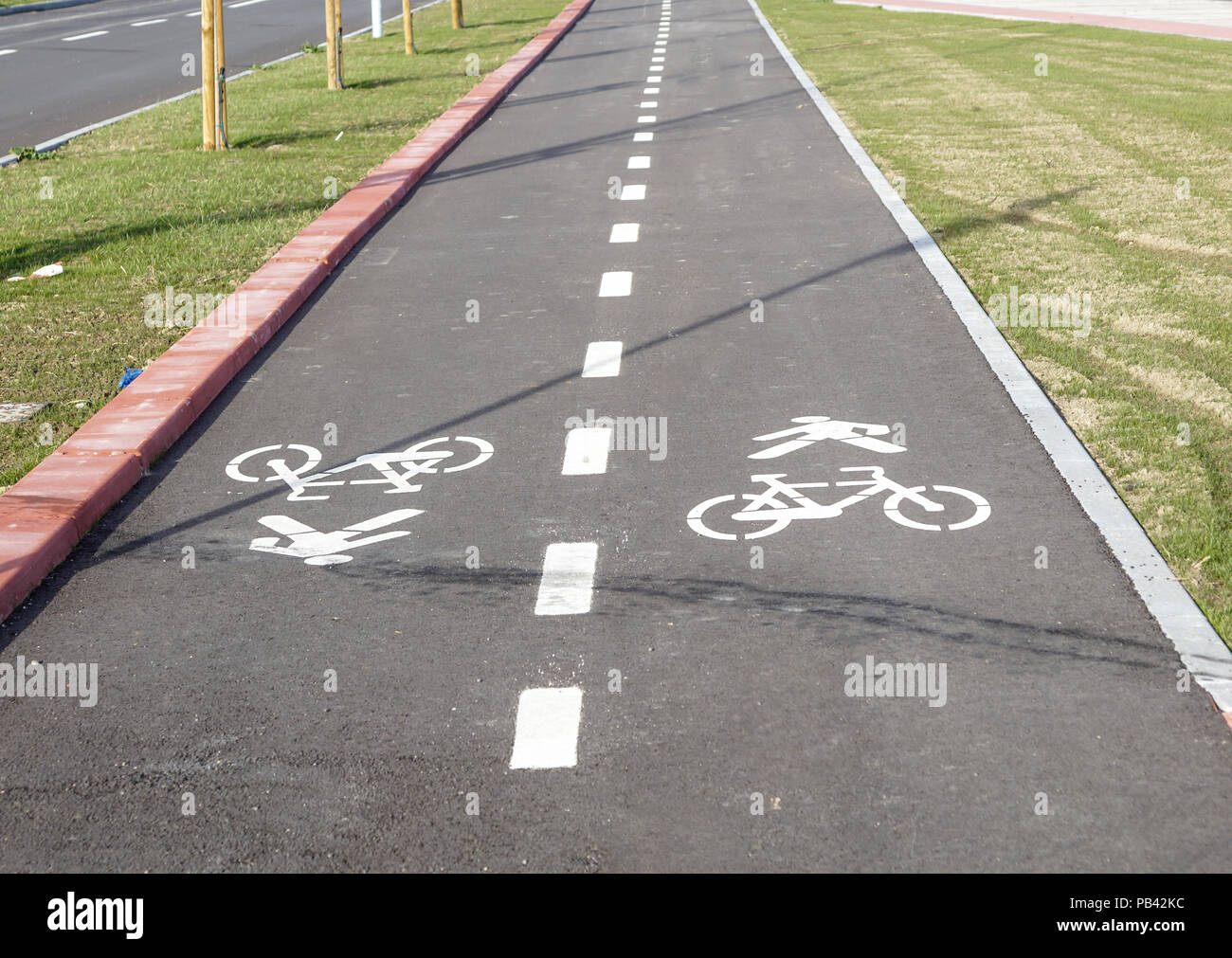 Pedoni e ciclisti condividendo le corsie di strada con la segnaletica stradale in città. Foto Stock