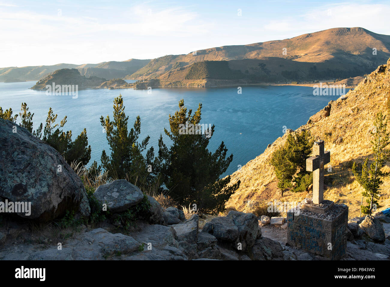 Vista del lago Titicaca e Copacabana catturate da Cerro Calvario. El Mirador de Copacabana, Copacabana, Bolivia. Giu 2018 Foto Stock