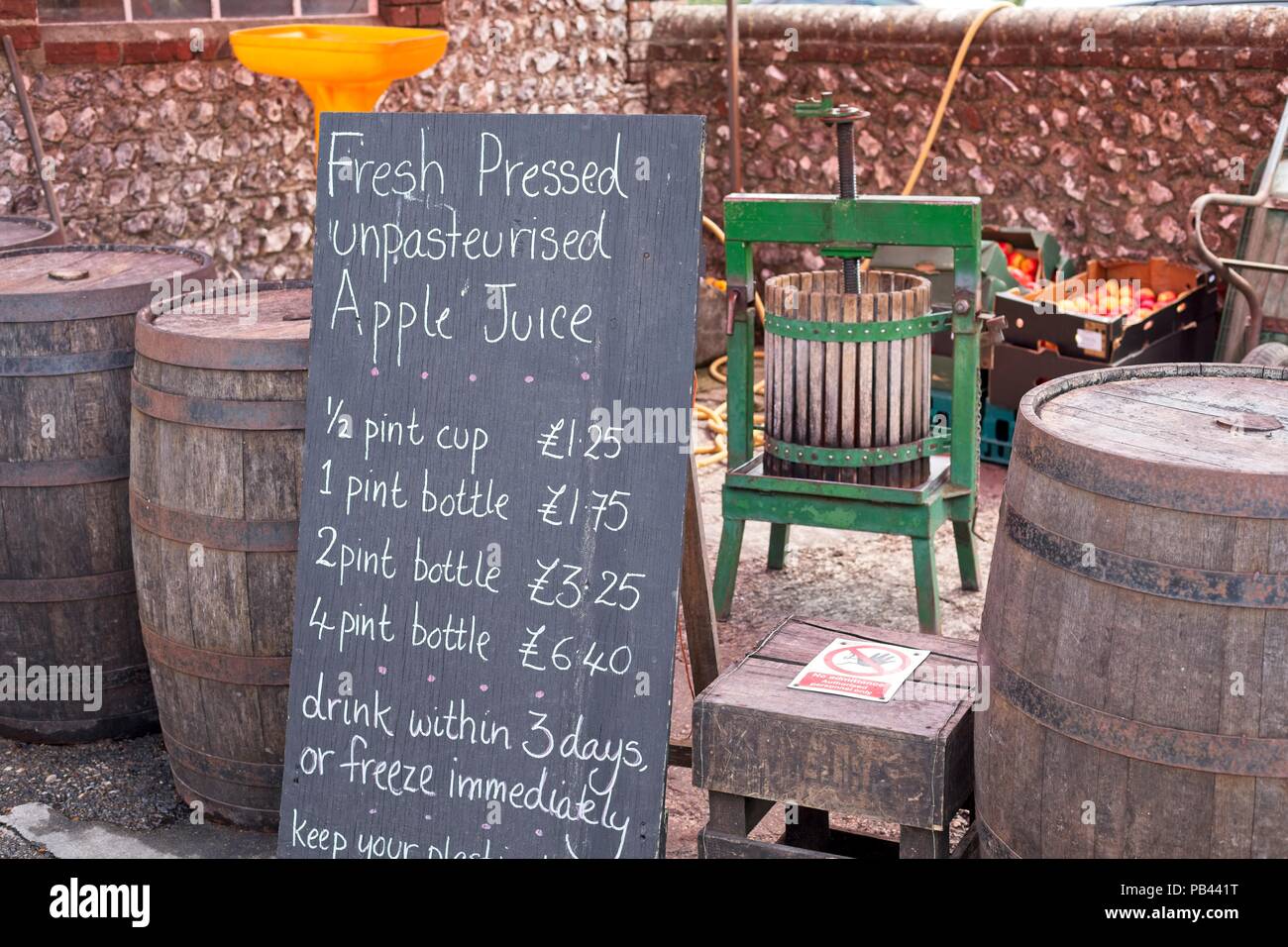 Premuto fresco il succo di mela in vendita in Medio Farm Shop, Sussex, Regno Unito Foto Stock