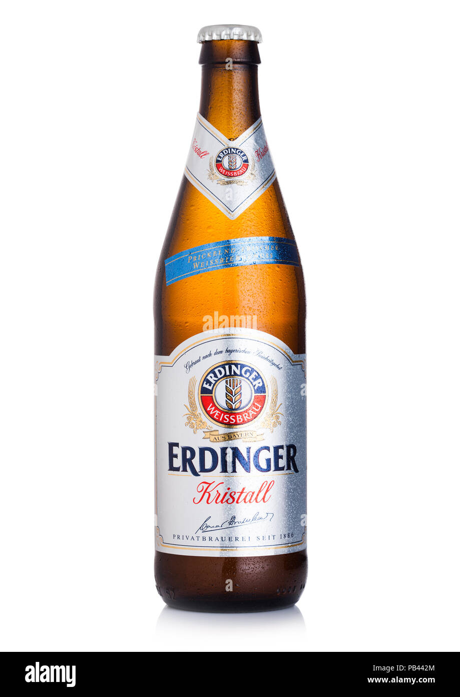 LONDON, Regno Unito - 28 luglio 2018: Bottiglia di Erdinger Kristall birra su uno sfondo bianco.Erdinger è il prodotto della più grande del mondo di frumento birra birreria. Foto Stock