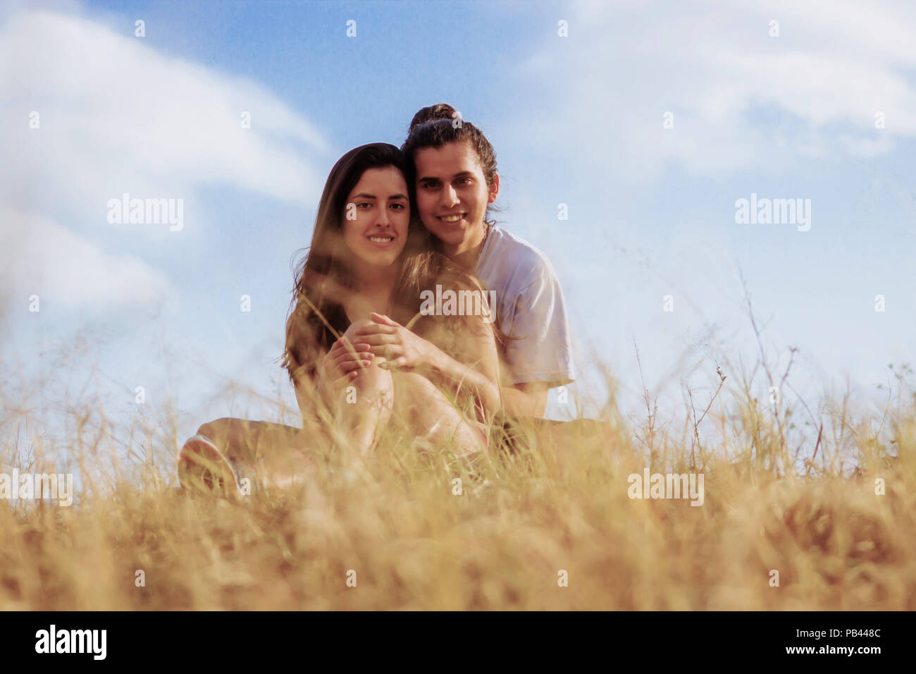 Un ragazzo e una ragazza sulla montagna Foto Stock