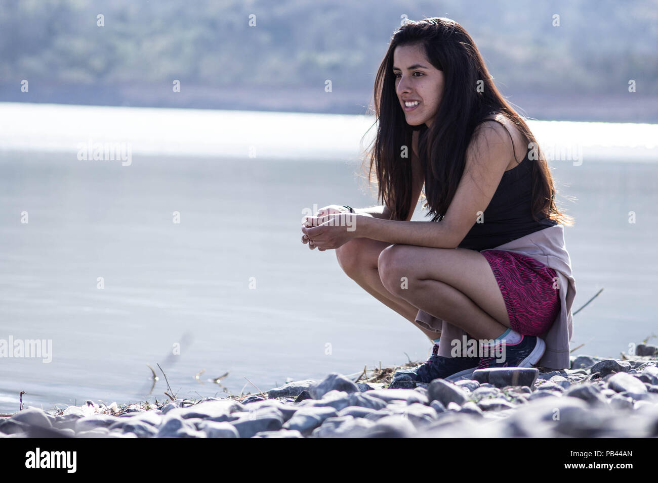 Ragazza possing nel lago Foto Stock