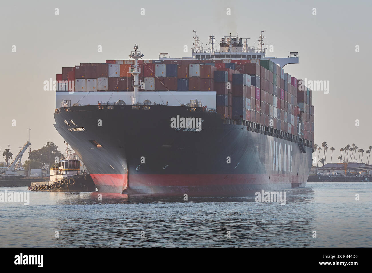 Il Gigante Yang Ming nave portacontainer, YM unanimità, entra nel Los Angeles canale principale, legato al Porto di Los Angeles, California, USA. Foto Stock