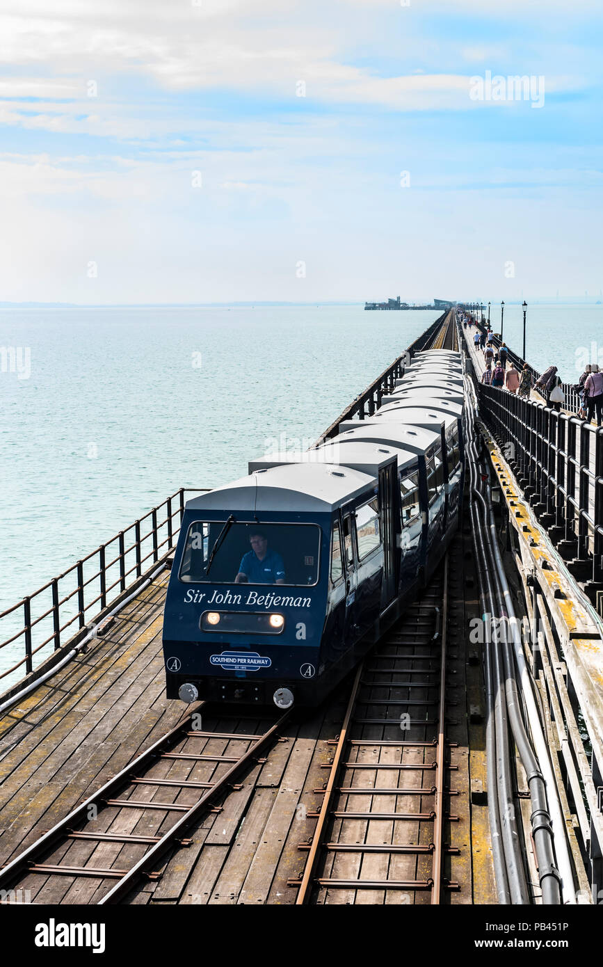 Pier convoglio ferroviario che viene tirata dal motore di Sir John Betjeman, Southend on Sea. Foto Stock
