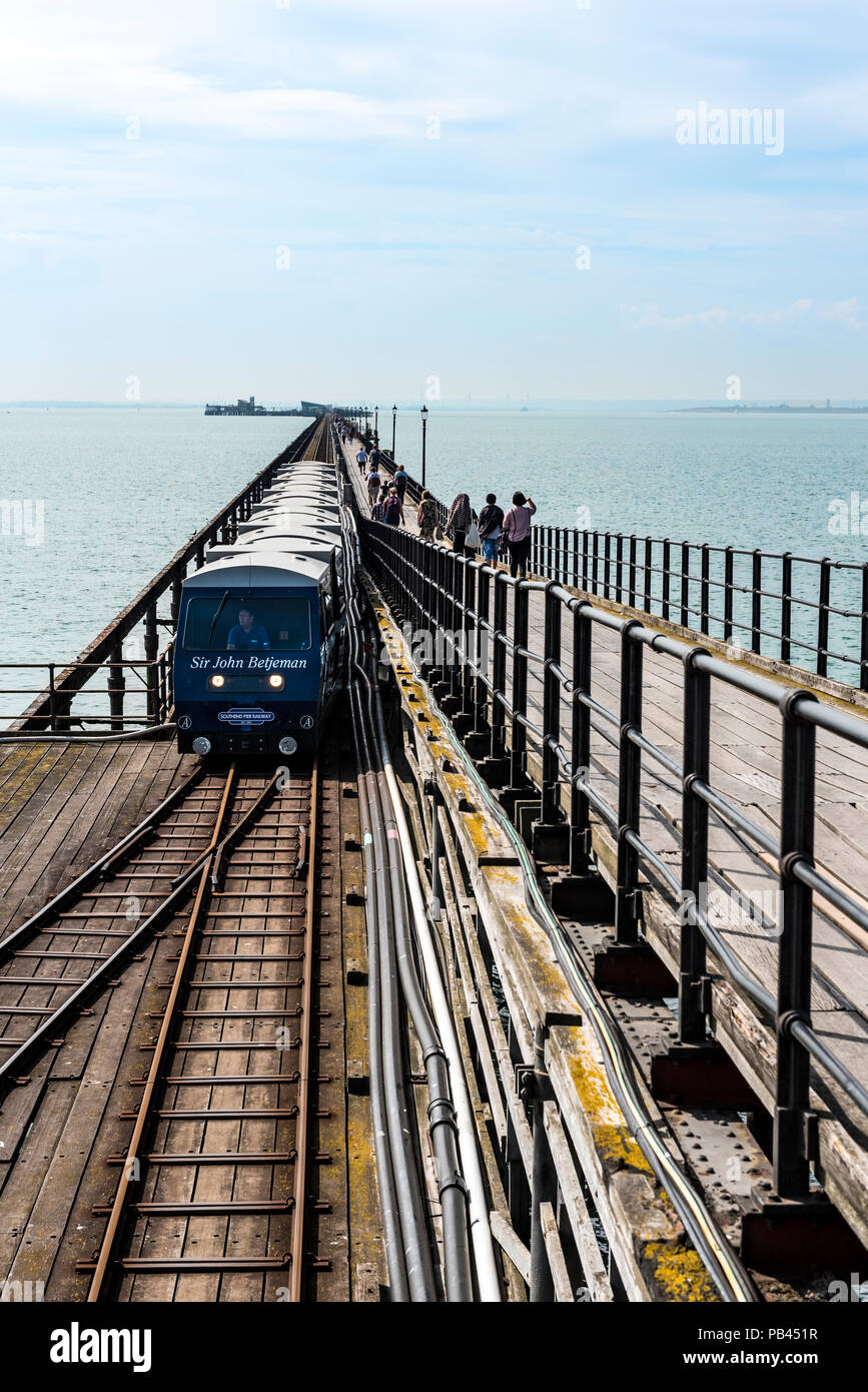 Pier convoglio ferroviario che viene tirata dal motore di Sir John Betjeman, Southend on Sea. Foto Stock