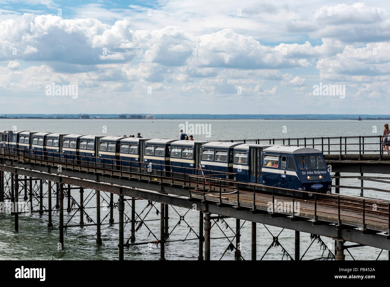 Pier convoglio ferroviario che viene tirata dal motore di Sir John Betjeman, Southend on Sea. Foto Stock