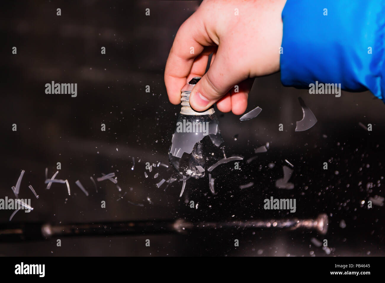 Un rapido colpo di una lampada si rompe Foto Stock