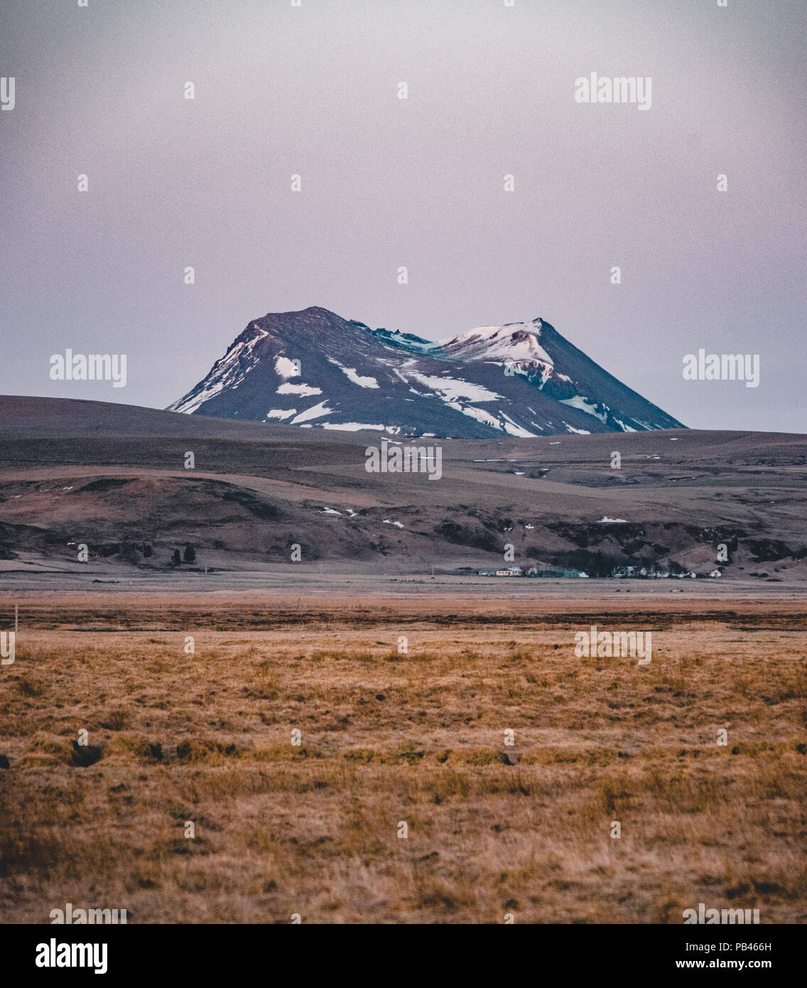 Via Autostrada Ring Road No.1 in Islanda, con vista verso la montagna. Lato meridionale se il paese. Foto Stock