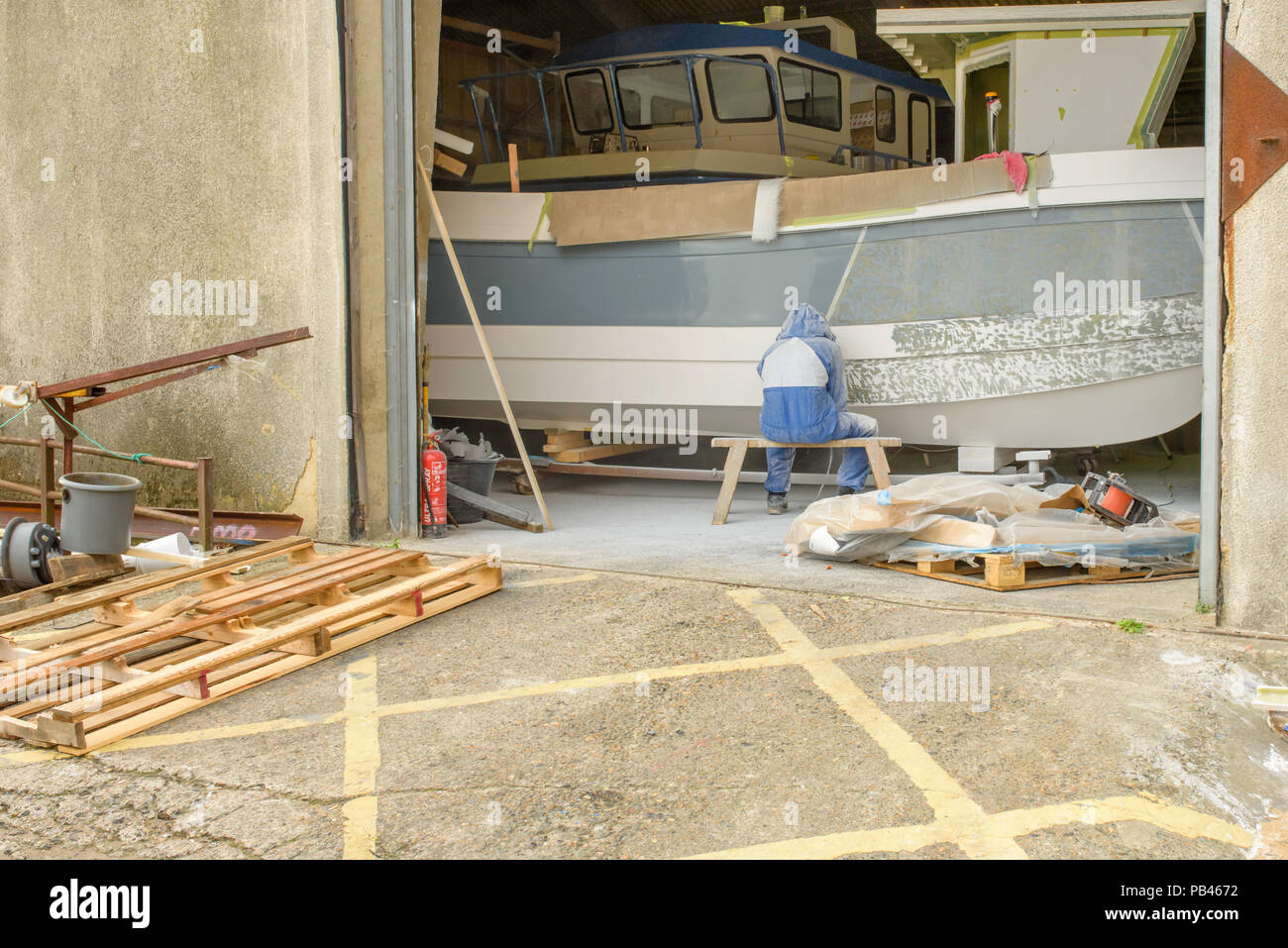 L'uomo boat building a un workshop presso la Marina a Ramsgate Kent, Inghilterra, Regno Unito. Foto Stock