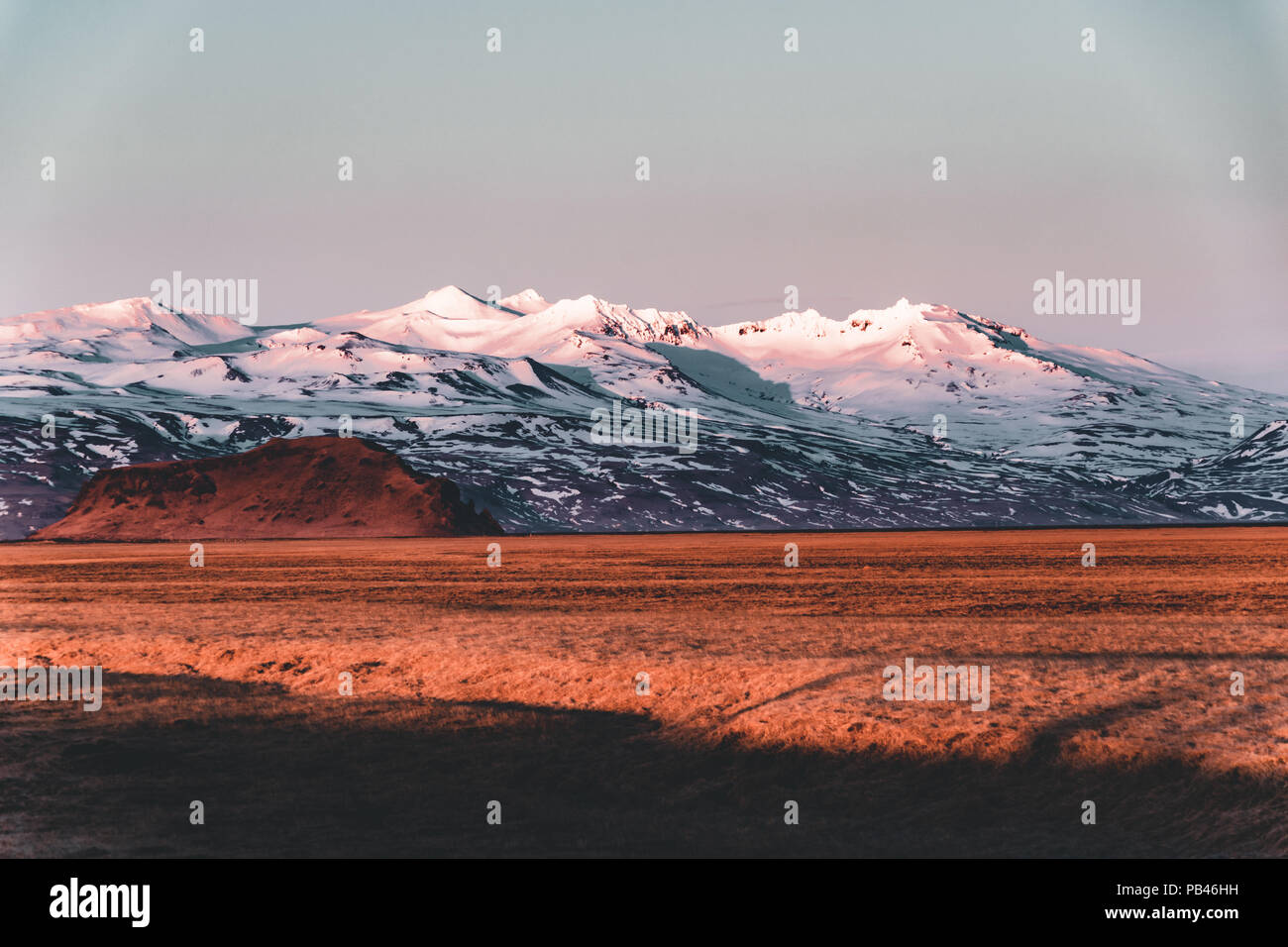 Via Autostrada Ring Road No.1 in Islanda, con vista verso la montagna. Lato meridionale se il paese. Foto Stock