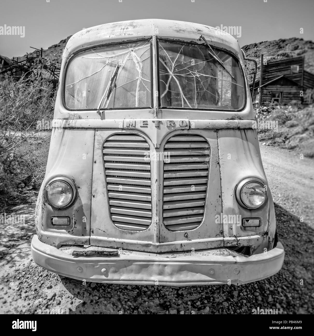 Un vecchio abbandonato Metro van nel deserto del Nevada in bianco e nero. Foto Stock