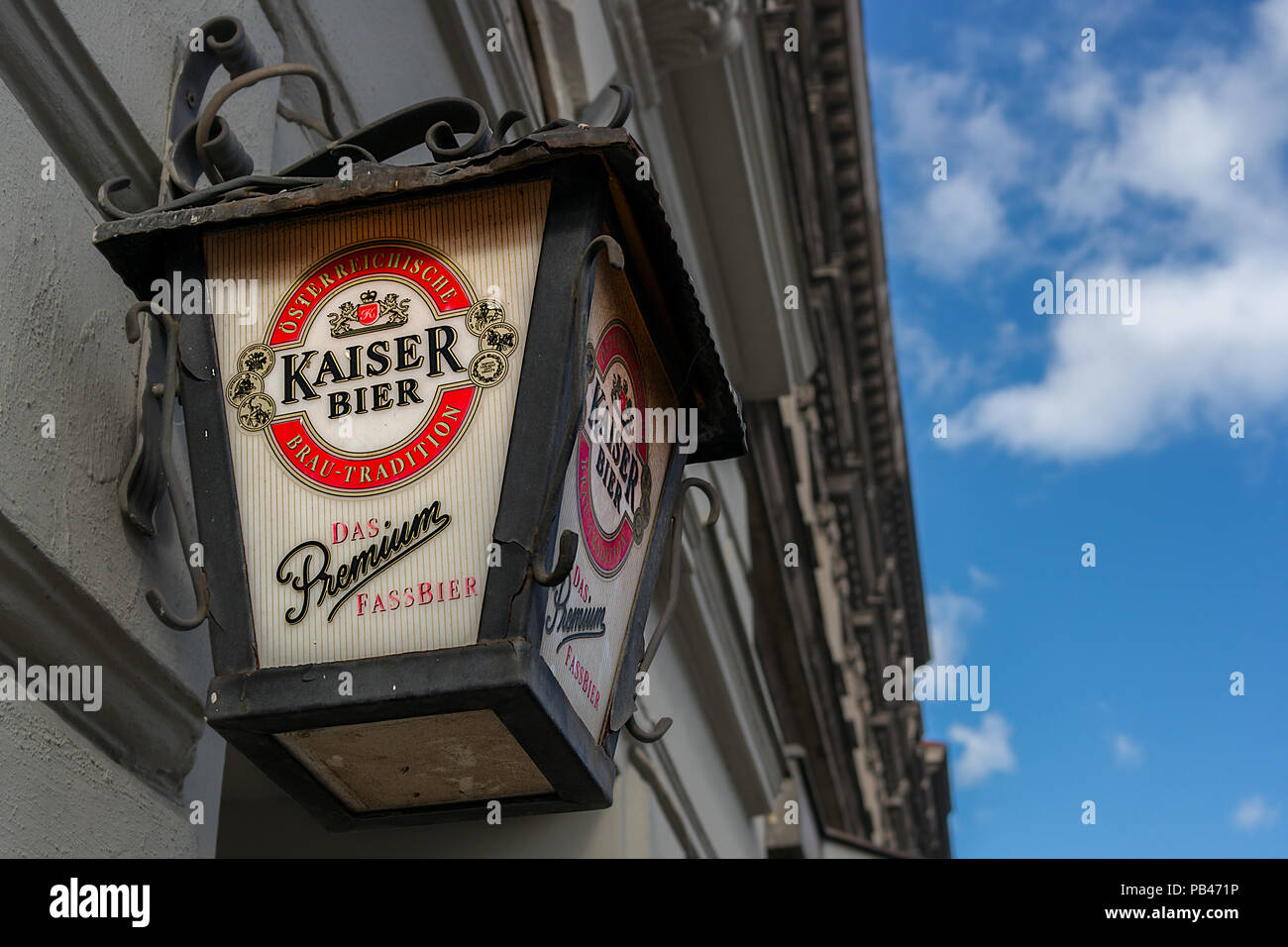 Un Kaiser Bier la pubblicità birra lanterna pende dalla parete anteriore di una barra di Vienna. Foto Stock