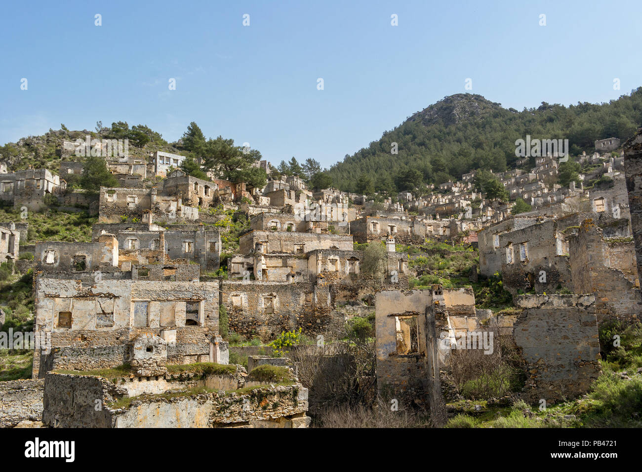 Abbandonato il borgo collinare di Kayakoy in Turchia. A sinistra sopra dal greco-turca disaccordi. Foto Stock