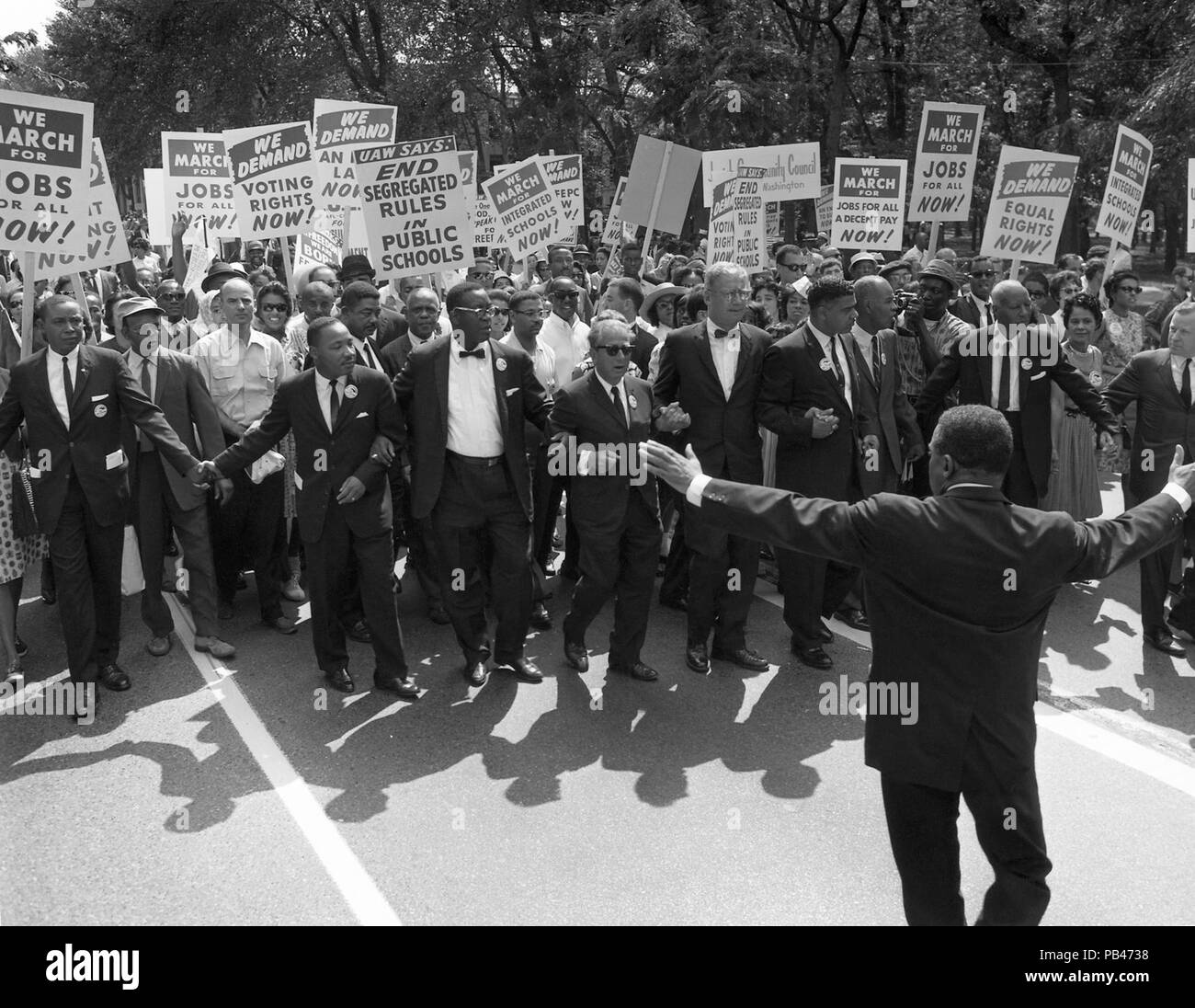 Martin Luther King Jr e altri diritti civili leader presso la testa del marzo su Washington per posti di lavoro e di libertà Su agosto 28,1963. Il mese di marzo si è conclusa presso il Lincoln Memorial, dove il dottor re consegnato il suo "Ho un sogno" discorso. Foto Stock