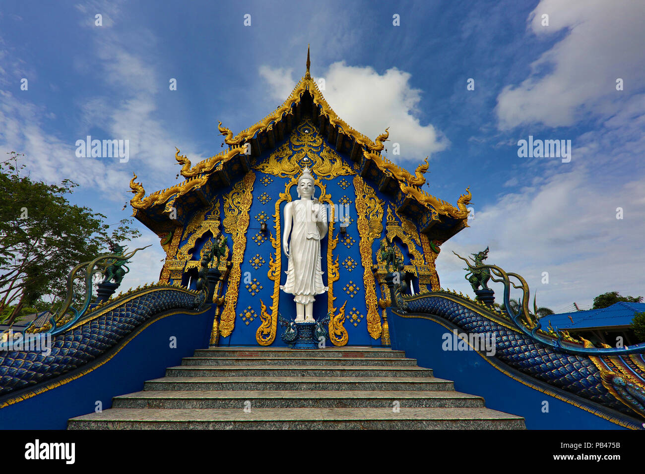 Tempio Azzurro conosciuto anche come il Wat Rong Suea dieci, in Chiang Rai, Thailandia. Foto Stock