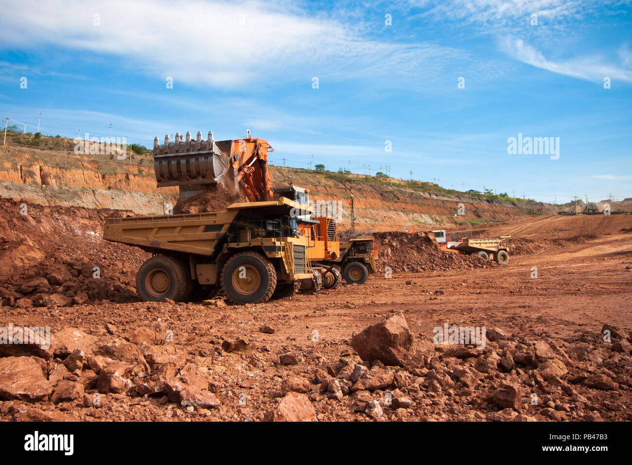 LAMPANG, Tailandia - 29 dic: carbone-impianto di preparazione. Grande carrello minerario presso il sito di lavoro trasporto di carbone, Dicembre 29, 2014 in Lampang, Thailandia Foto Stock