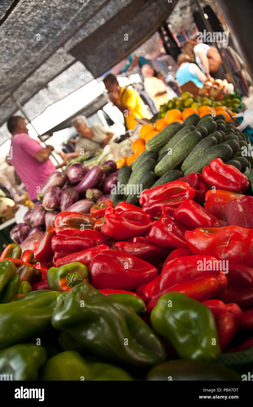 Frutta fresca e verdure su un mercato in stallo Foto Stock