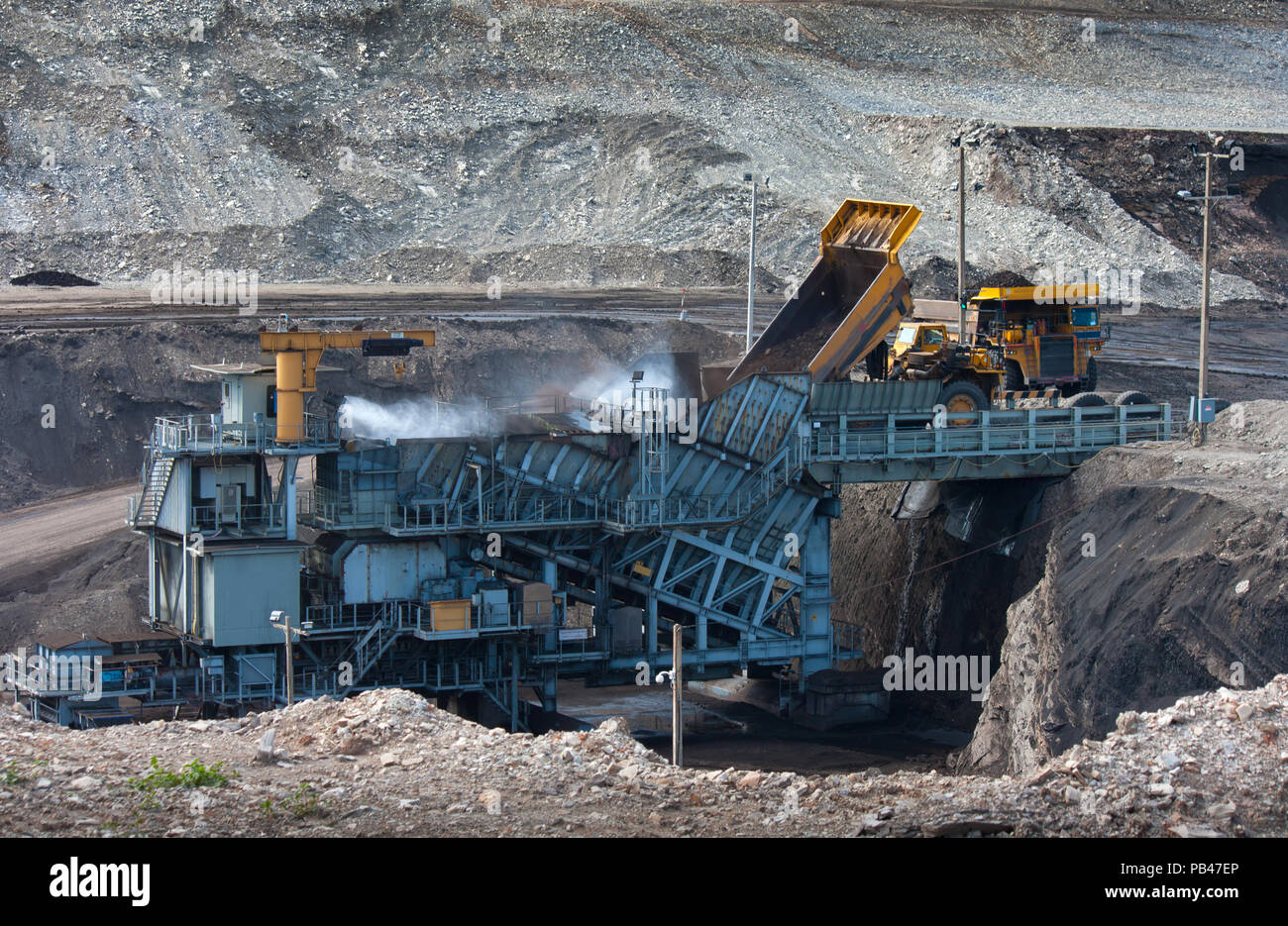 LAMPANG, Tailandia - 29 dic: carbone-impianto di preparazione. Grande carrello minerario presso il sito di lavoro trasporto di carbone, Dicembre 29, 2014 in Lampang, Thailandia Foto Stock
