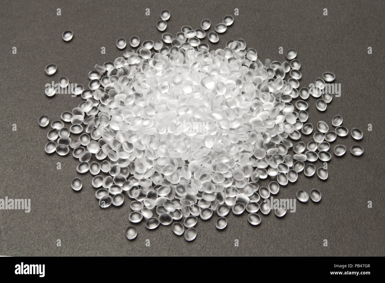 HDPE. Trasparente di granuli di polietilene.palline di plastica. Plastica  materiale grezzo .Polietilene ad alta densità (PE-HD), PE-LD. IDPE Foto  stock - Alamy