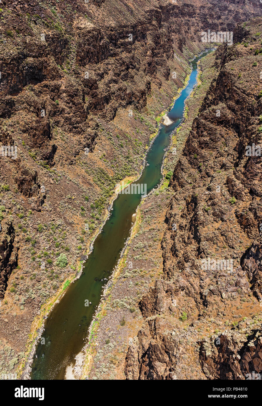TAOS, NM, Stati Uniti d'America-7 6 LUGLIO 18: il Rio Grande Gorge, visto dal Rio Grande Gorge Bridge, sulla US 64. Foto Stock