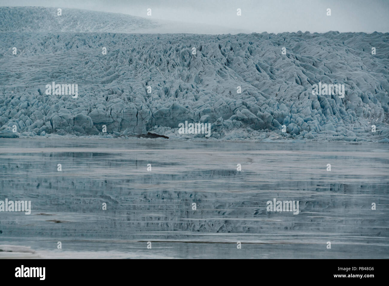 Fjallsarlon Jokulsarlon enormi ghiacciai e montagne in Islanda ghiacciaio Vatnajokull antenna fuco immagine con nuvole e cielo blu. Drammatica scena invernale di Vatnajokull National Park, l'Islanda, l'Europa. La bellezza del concetto di natura dello sfondo. Foto Stock