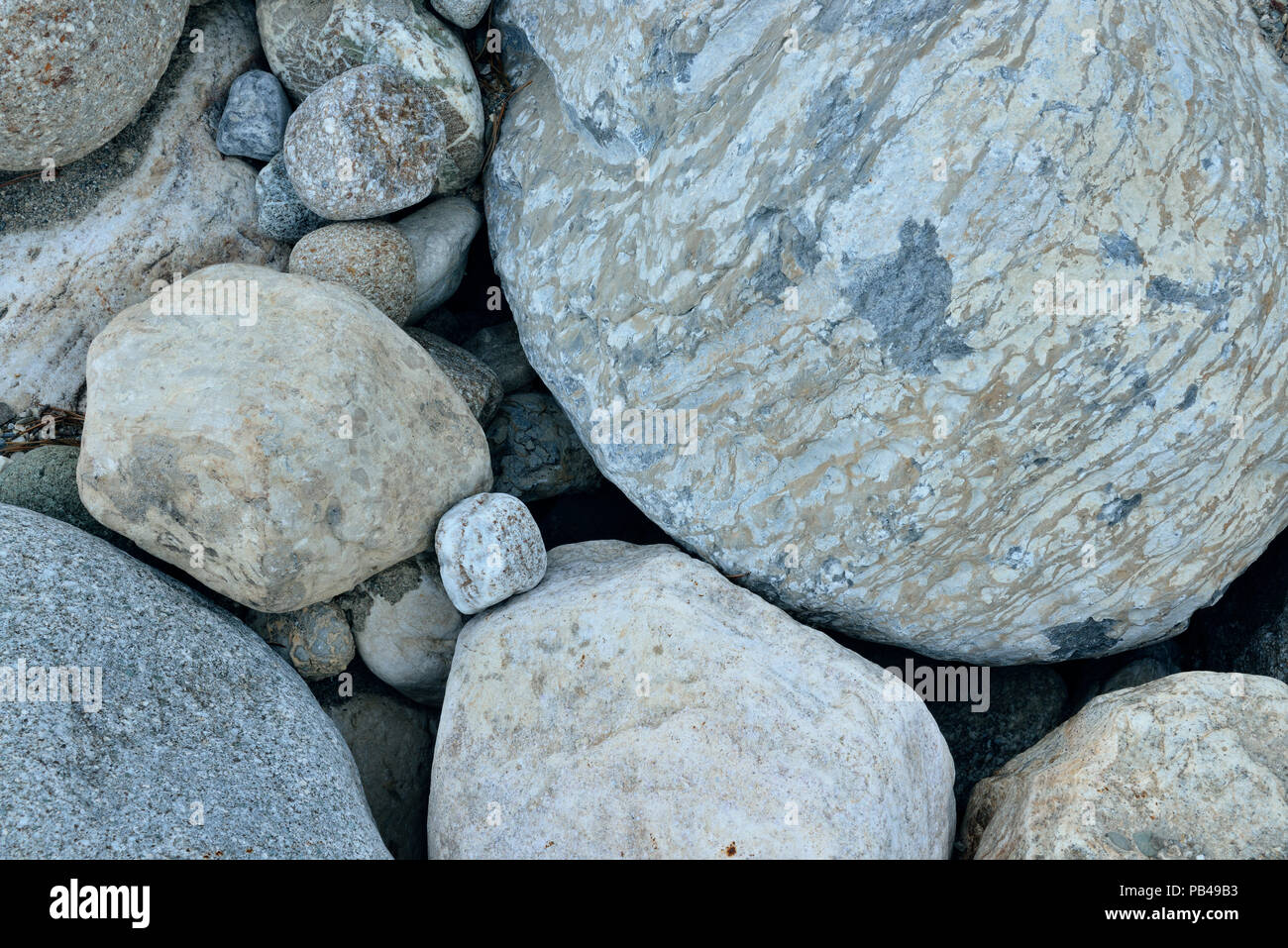 Baker Creek litorale pietre, il Parco Nazionale di Banff, Alberta, Canada Foto Stock