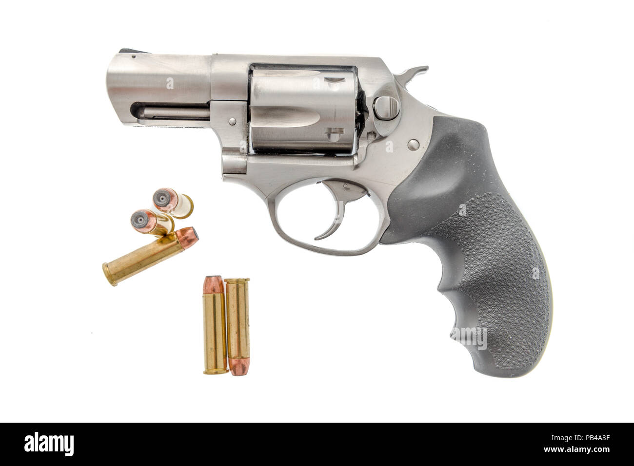 Un 357 revolver Magnum con munizioni su un sfondo isolato Foto Stock