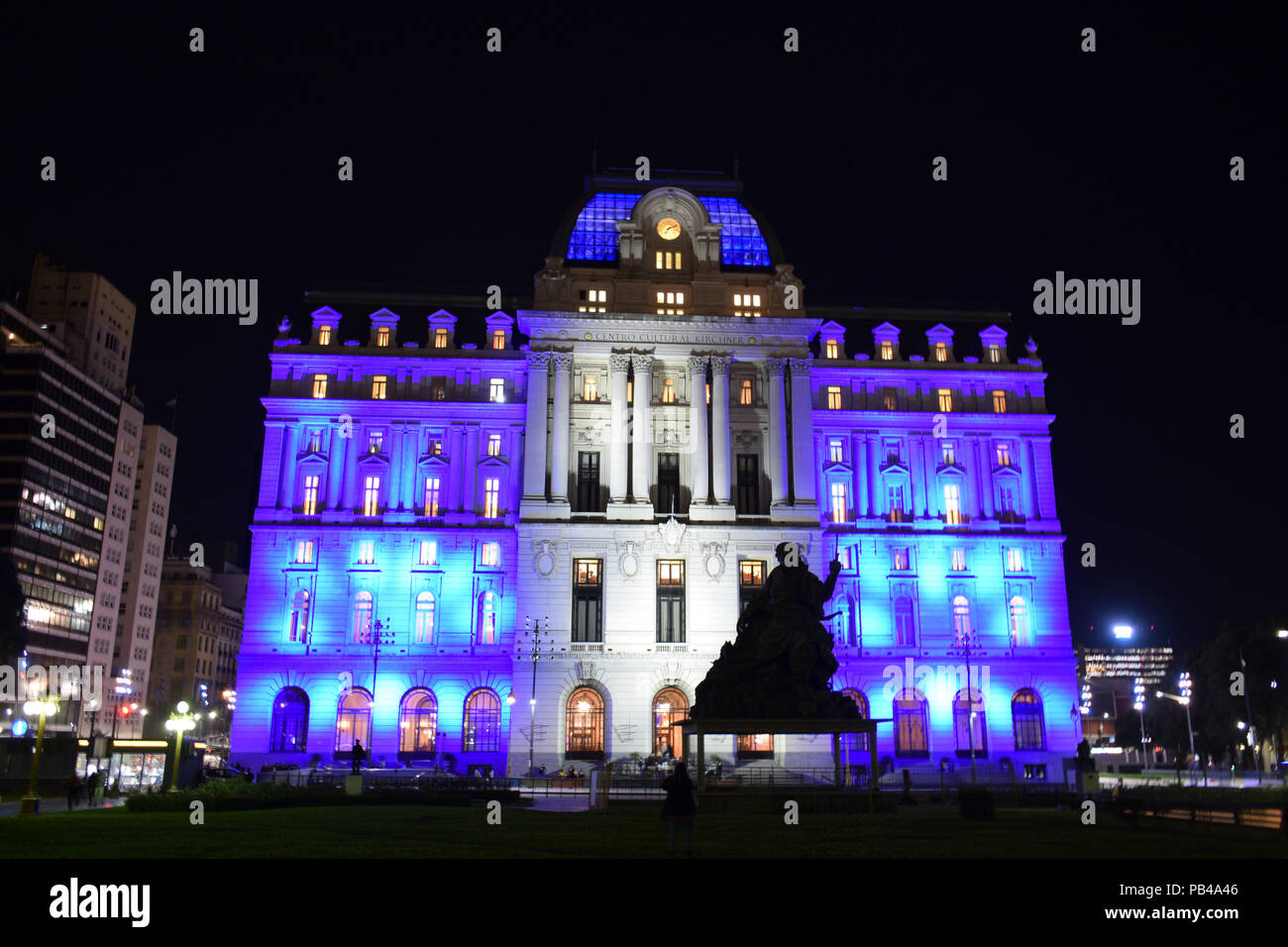 Centro Cultural Kirchner di notte, Buenos Aires, Argentina Foto Stock