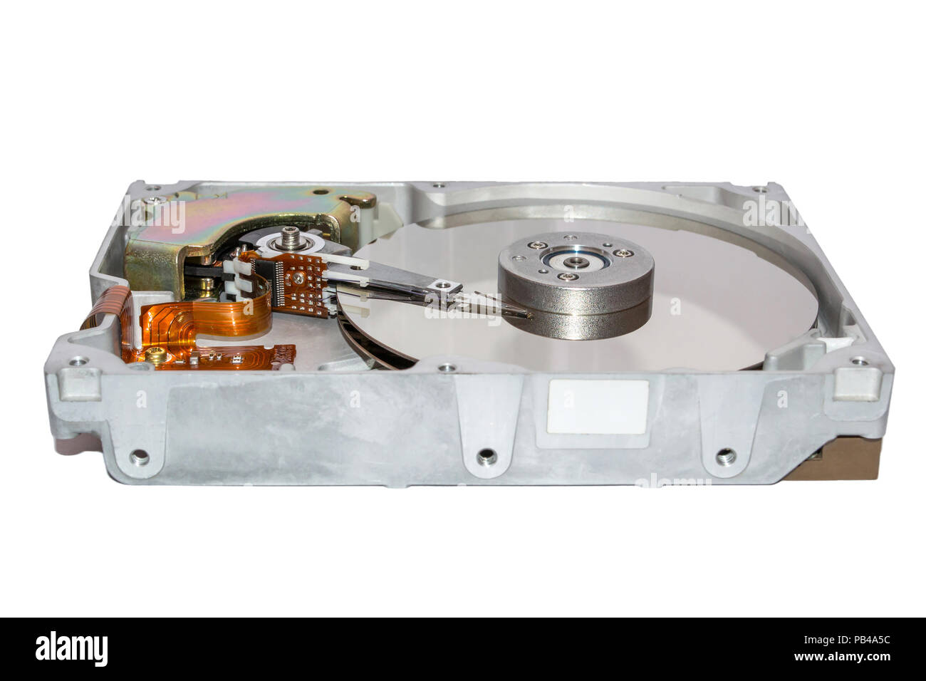 Hdd isolati su sfondo bianco. I chip del computer. All'interno del disco rigido interno Foto Stock