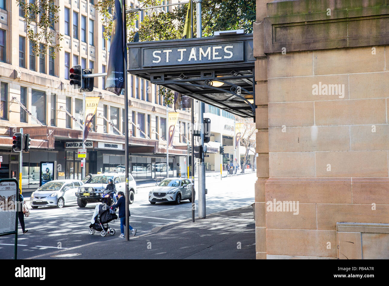 St James ferrovia stazione ferroviaria nel centro di Sydney, Australia Foto Stock