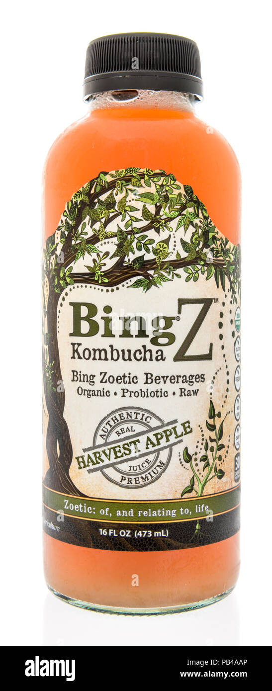 Winneconne, WI - 25 Luglio 2018 - Una bottiglia Bing Z il Kombucha harvest  apple isolato su un background Foto stock - Alamy