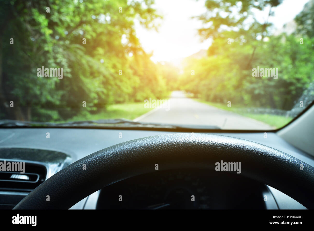 Macchina parcheggiata su strada e il verde della natura la luce del sole auto  auto interno close-up Foto stock - Alamy