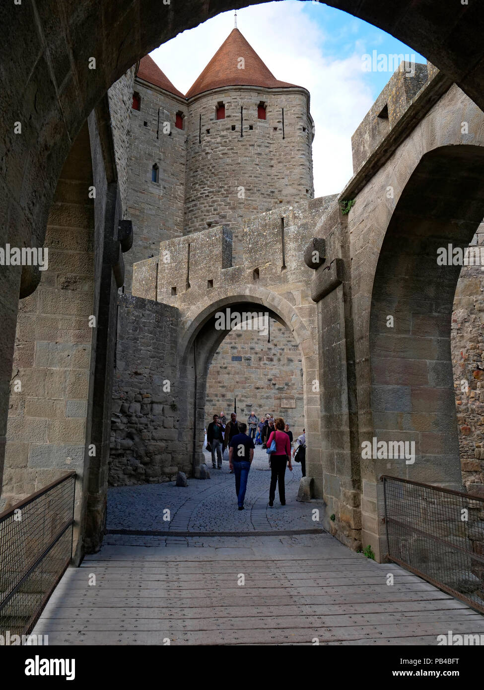 Le mura della città di Carcassonne sul fiume Aude e il Canal du Midi, Francia meridionale Foto Stock