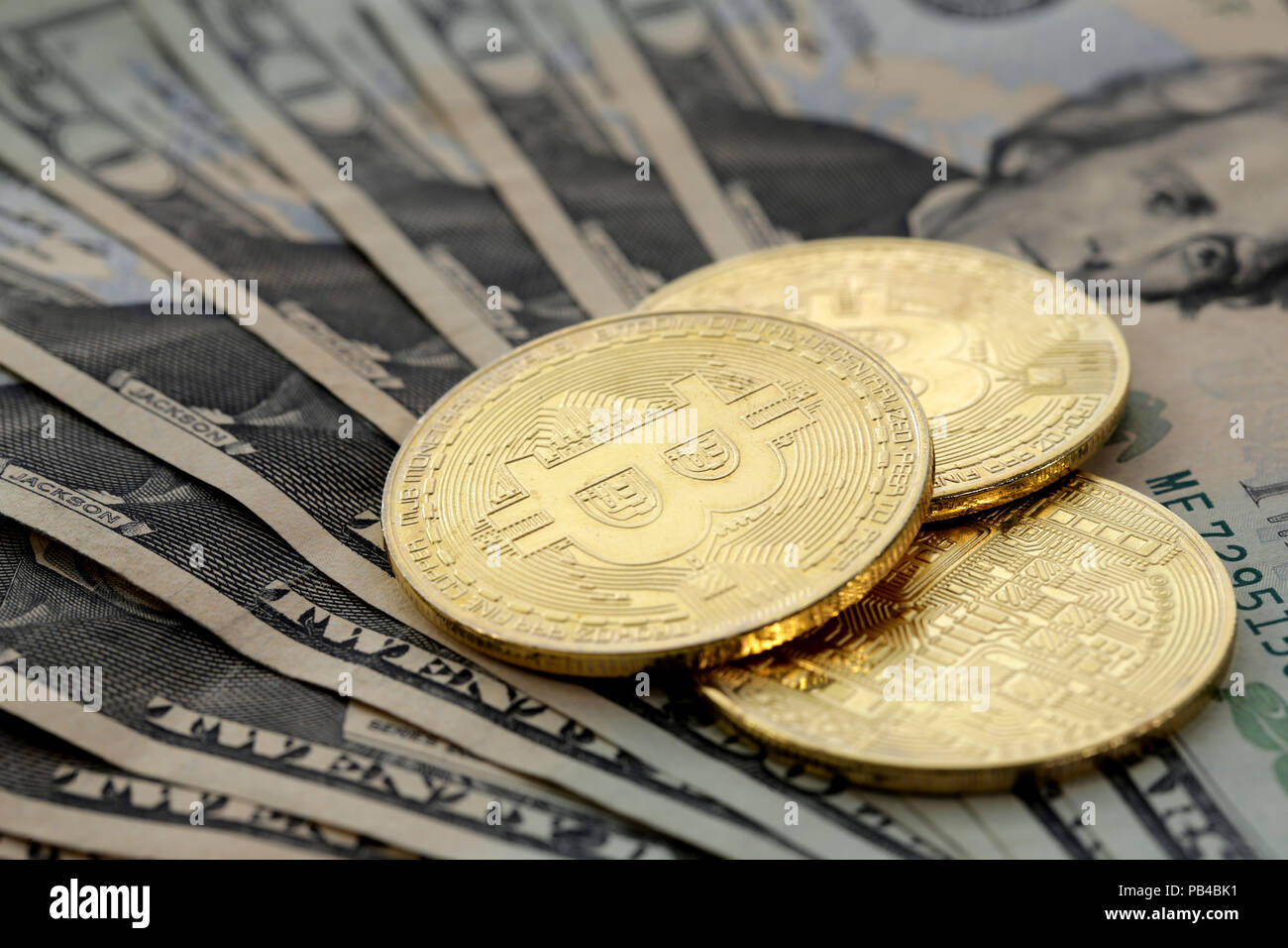 Virtual cryptocurrency denaro Bitcoin monete d oro su degli Stati Uniti Stati Uniti venti dollari ($20) con le facce del Presidente Andrew Jackson. Foto Stock