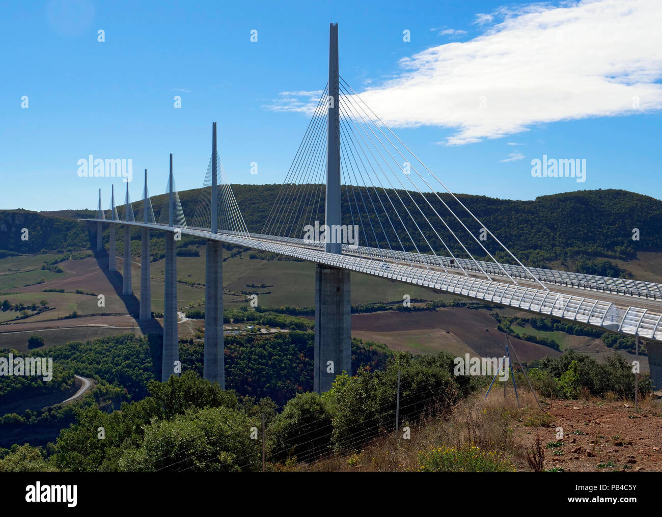 Il viadotto di Millau oltre il fiume Tarn gorge vicino a Millau nel sud della Francia. Il ponte porta la A75 autostrada. Foto Stock