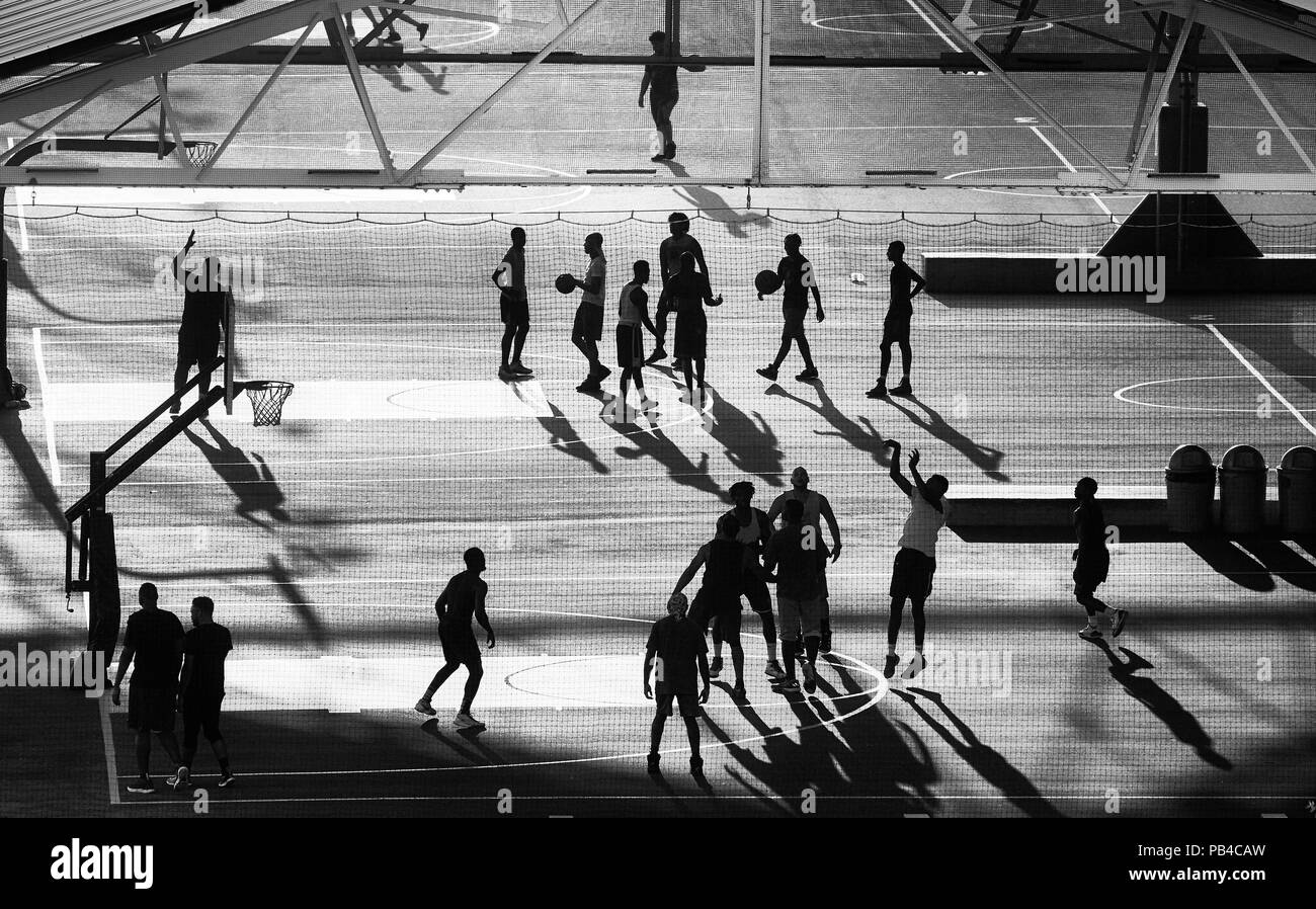 I giocatori di basket sagome sul molo di Brooklyn corte al tramonto, New York City, Stati Uniti d'America. Foto Stock