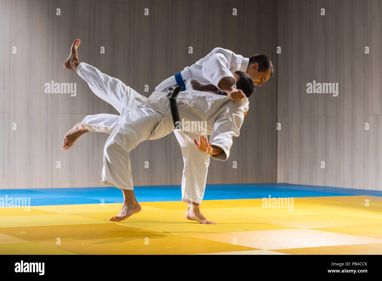 Il judo sport training nella sports hall Foto Stock
