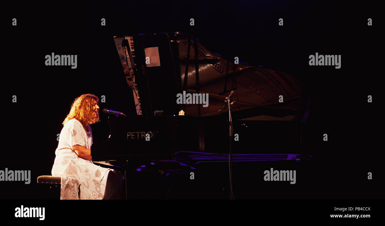 Cacak, Serbia - Luglio 26, 2018: Scene di etno-jazz festival denominato karusel. Nera Beljanski prestazioni, giocando da solo sul pianoforte. Foto Stock