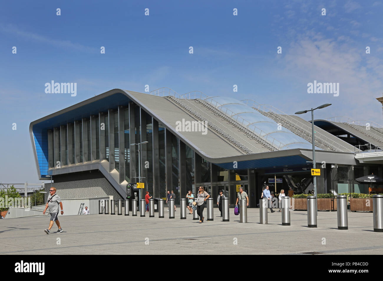 La nuova piattaforma ponte di accesso in lettura alla Stazione Ferroviaria, Berkshire, Regno Unito. Lato sud, mostra la nuova piazza pedonale e anti-terrorismo di paracarri. Foto Stock