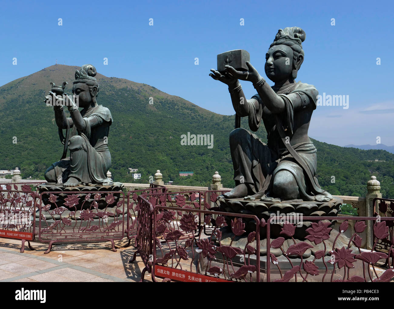 Statue in bronzo a Tian Tan Buddha, (Big Buddha) vicino il buddista Monastero Po Lin, di Ngong Ping, Lantau Island, Hong Kong Foto Stock