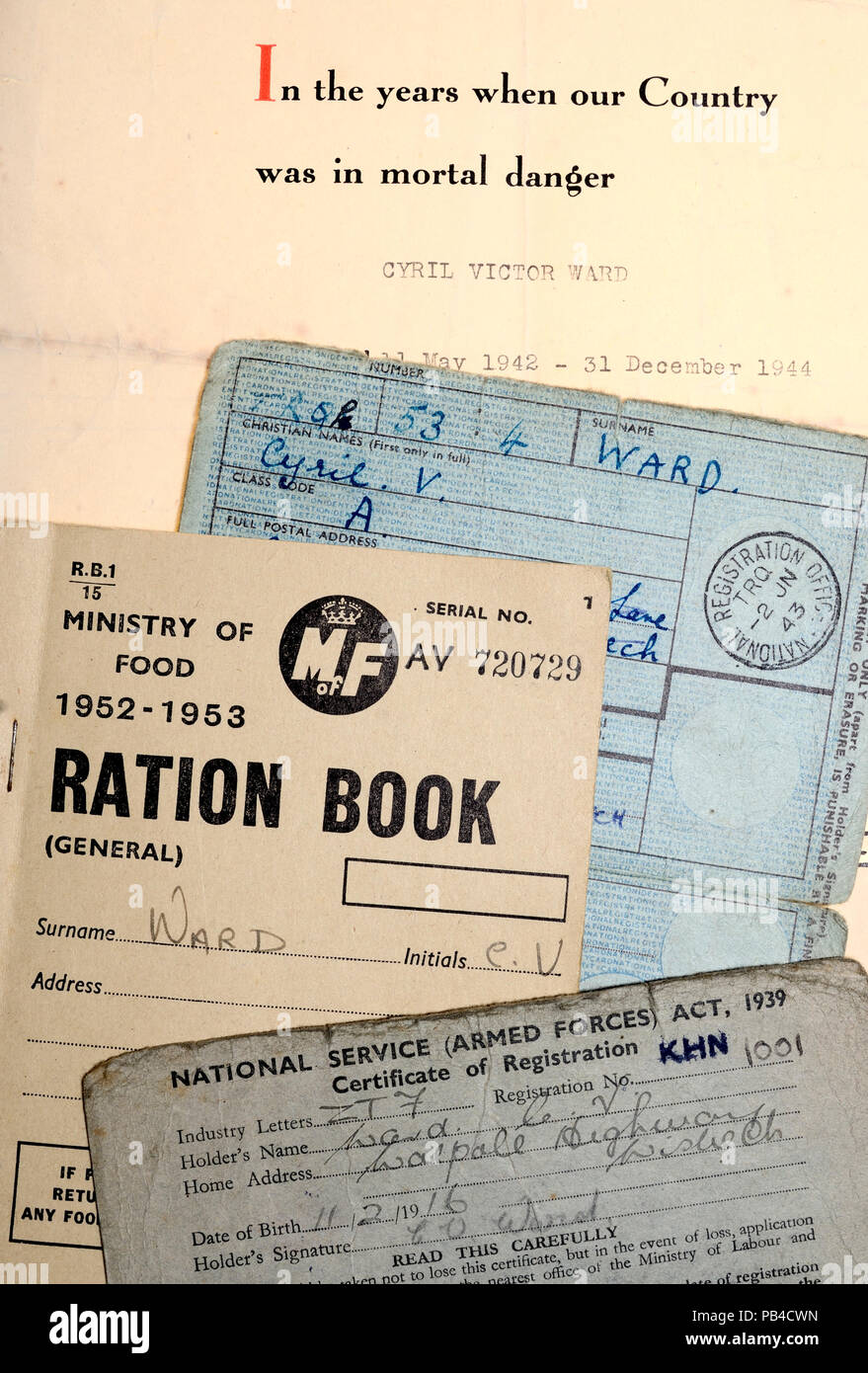 Razione di libri in uso dopo la Seconda guerra mondiale per far fronte con post guerra scarsità, appartenente ad un Cirillo Ward, con una lettera circa il suo servizio nella casa della guardia Foto Stock Razione di libri in uso dopo la Seconda guerra mondiale per far fronte con post guerra scarsità, appartenente ad un Cirillo Ward, con una lettera circa il suo servizio nella casa della guardia Foto Stock