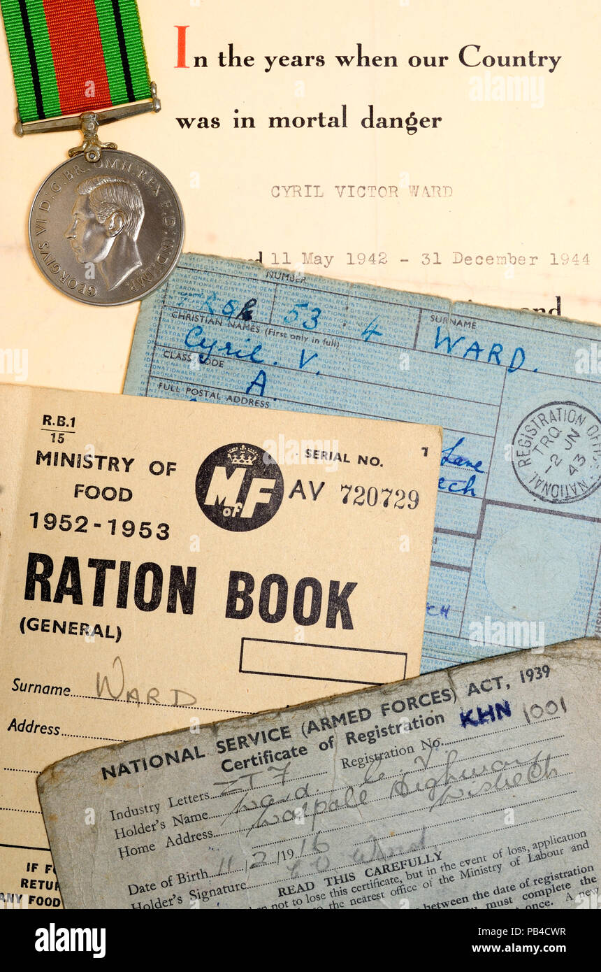 Razione di libri in uso dopo la Seconda guerra mondiale per far fronte con post guerra scarsità, appartenente ad un Cirillo Ward, con una lettera circa il suo servizio nella casa della guardia Foto Stock Razione di libri in uso dopo la Seconda guerra mondiale per far fronte con post guerra scarsità, appartenente ad un Cirillo Ward, con una lettera circa il suo servizio nella casa della guardia Foto Stock