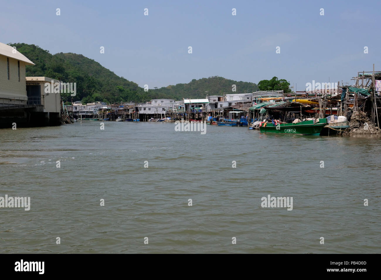 Il villaggio di pescatori e palafitte di Tai O dall'acqua, western Lantau Island, Hong Kong Foto Stock