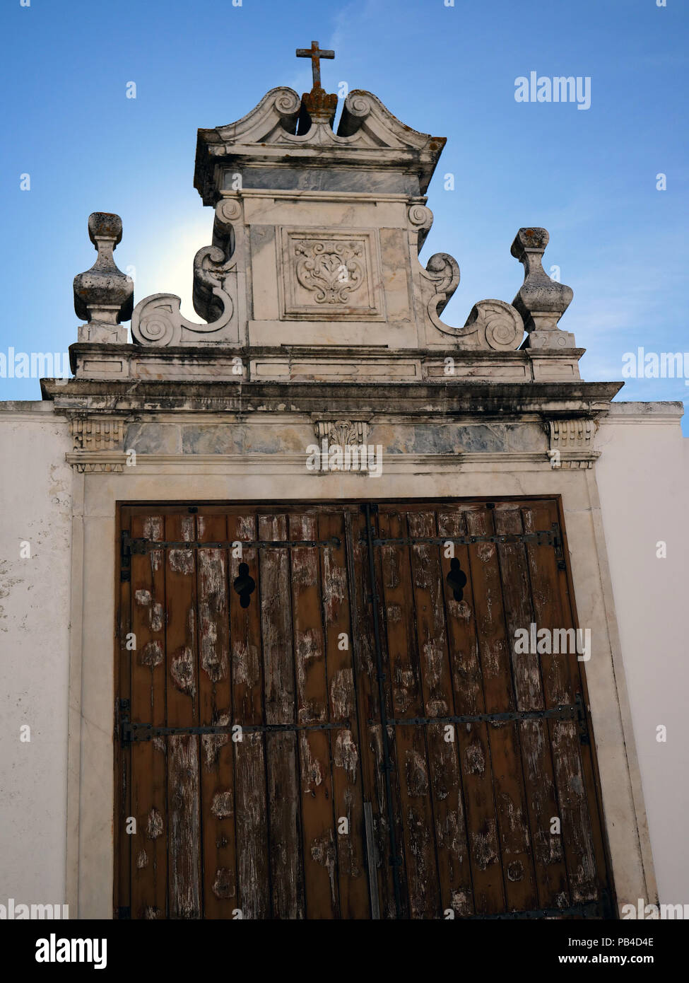 I ciottoli strette stradine della antica città murata di Evora, Portogallo Foto Stock