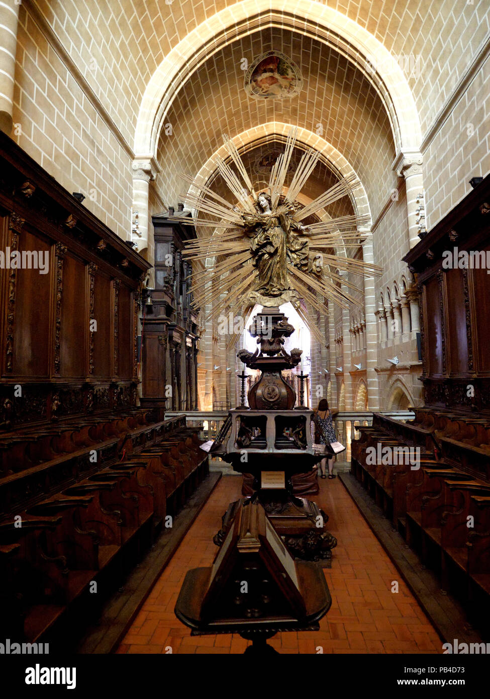 L'interno principale del massiccio 12-secolo cattedrale gotica della città di Evora nella regione dell'Alentejo in Portogallo Foto Stock