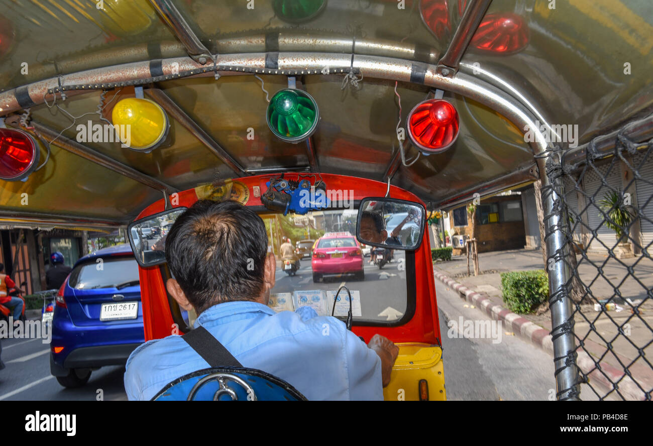 Bangkok, Tailandia - 6 Gennaio 2018: uomo alla guida di un Tuk Tuk a Bangkok in Tailandia Foto Stock