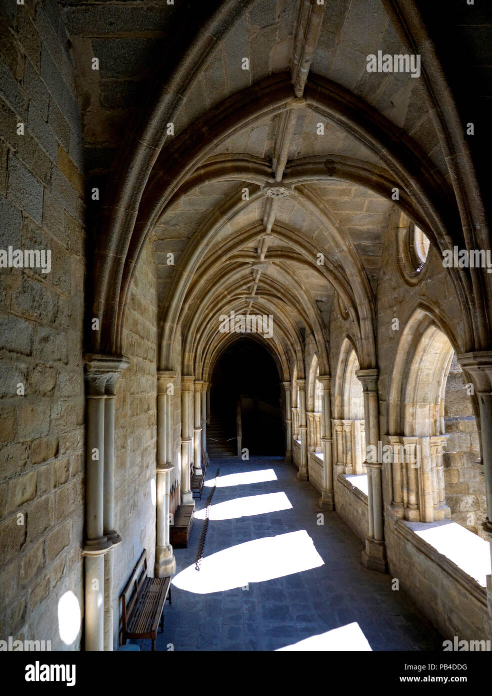 La massiccia 12-secolo cattedrale gotica della città di Evora nella regione dell'Alentejo in Portogallo Foto Stock