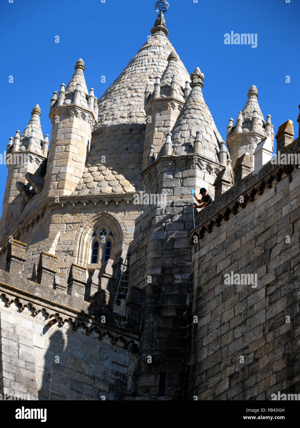 La massiccia 12-secolo cattedrale gotica della città di Evora nella regione dell'Alentejo in Portogallo Foto Stock