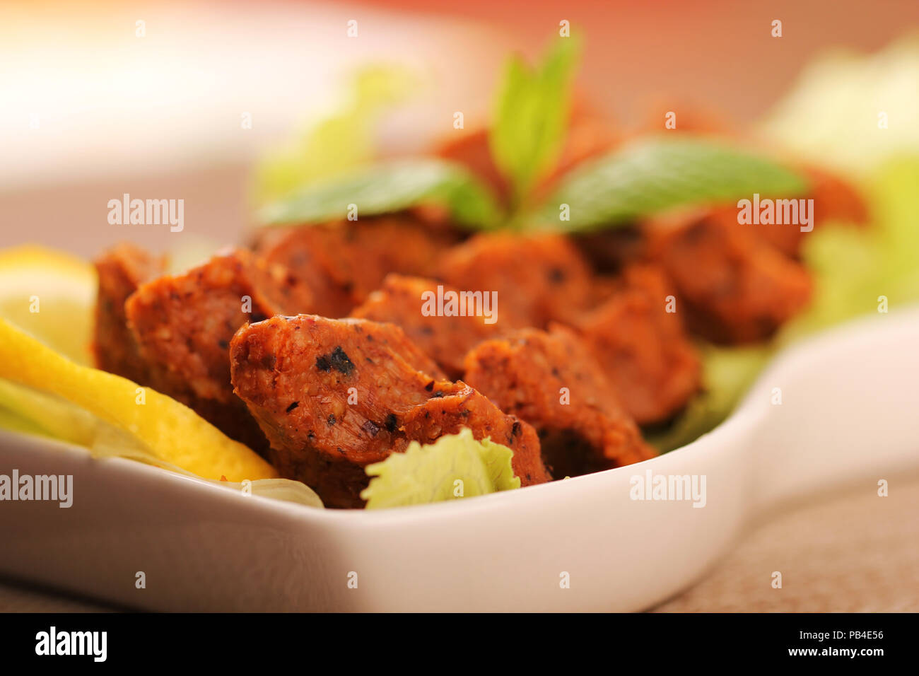 Bagno turco con le polpette di carne cruda Foto Stock